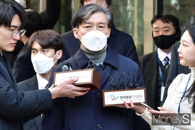 [머니S포토] 1심 선고 후 항소 뜻 밝힌 '조국'