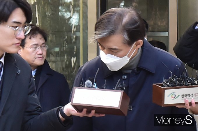 [머니S포토] 지지자 응원에 답례하는 '조국'