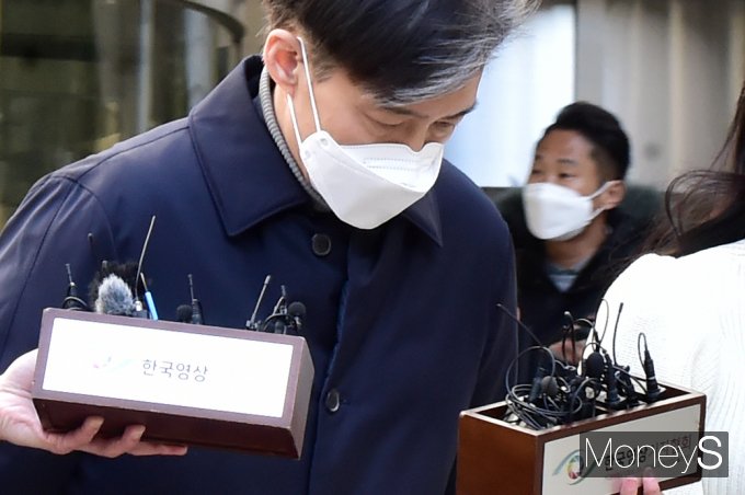 [머니S포토] 고개숙인 '조국' 전 법무 장관