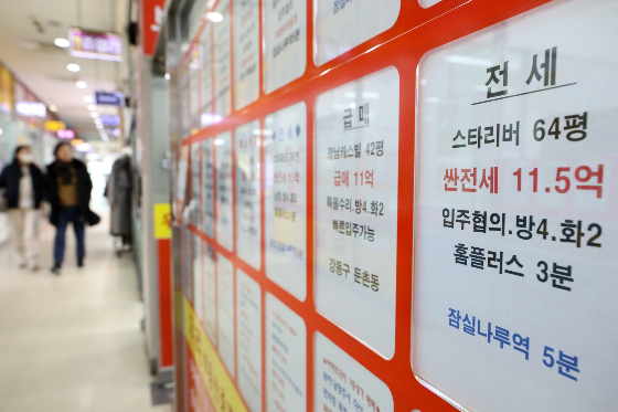 집값 하락 여파로 전·월세 계약갱신요구권을 사용하는 세입자가 급속도로 줄어들고 있다. 3일 부동산 중개업체 집토스가 서울·경기·인천의 국토교통부 전·월세 실거래가를 분석한 결과 지난해 12월 갱신권 사용 건수는 6574건을 기록했다. 임대인과 세입자의 지위가 뒤바뀐 역전세난이 심화되며 '세입자 모시기'가 어려워진 탓이다./사진=뉴스1
