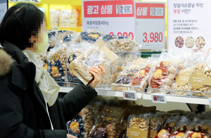 정월대보름을 앞둔 3일 오전 서울 이마트 용산점에서 고객이 땅콩과 호두 등의 부럼 세트를 고르고 있다. /사진=뉴시스