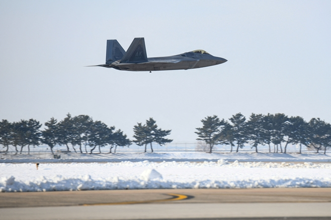 한·미 양국 군이 3일 다수의 공중전력을 동원한 연합공중훈련을 실시했다. 사진은 F-22 전투기 모습. /사진=로이터