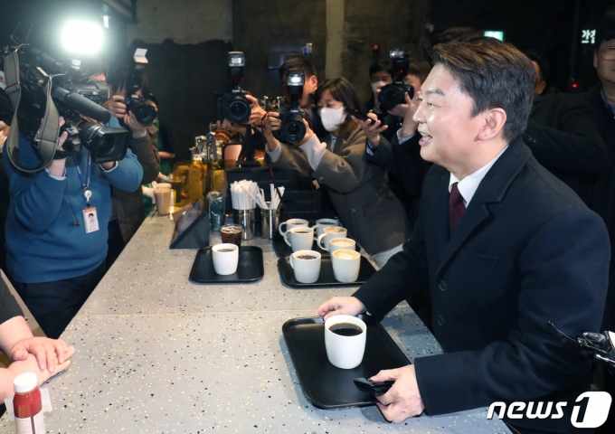    ö ǿ 3  빮 浿   ī信 Ŀ ֹ ϰ ִ. 2023.2.3/1  News1 ,ۿ 