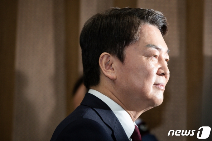 국민의힘 당권 주자인 안철수 의원이 3일 서울 여의도 국회 소통관에서 3·8 전당대회 관련 긴급 기자회견을 위해 기자회견장으로 들어서고 있다. 2023.2.3/뉴스1 ⓒ News1 유승관 기자