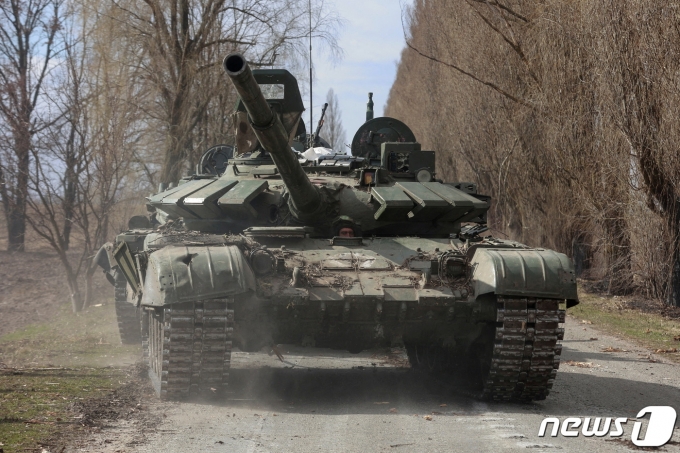 우크라이나 수도 키이우 인근 루키아니프카 마을에서 우크라이나 군인이 억류한 러시아제 T-72 탱크의 모습. 2022.4.5.ⓒ 로이터=뉴스1 ⓒ News1 원태성 기자