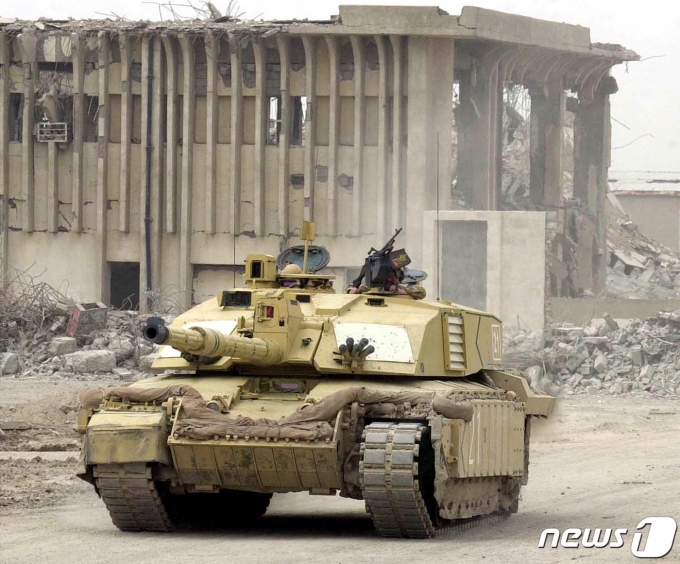 지난 2003년 3월31일(현지시간) 영국 제7기갑여단의 챌린저2 전차가 이라크 남부 바스라시를 통과하고 있는 모습. 2003.03.31/뉴스1 ⓒ 로이터=뉴스1 ⓒ News1 김민수 기자