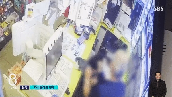 2일 오전 수원의 한 편의점에서 외상을 요구하며 난동을 부린 50대 남성이 경찰 철수 후 다시 찾아와 아르바이트생을 마구 폭행했다. (SBS)