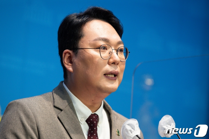 천하람 국민의힘 전남 순천갑 당협위원장이 3일 서울 여의도 국회 소통관에서 3·8 전당대회 당대표 출마를 선언하고 있다. 2023.2.3/뉴스1 ⓒ News1 유승관 기자