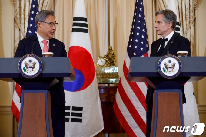 박진(왼쪽) 외교부 장관과 토니 블링컨 미국 국무장관이 3일(현지시간) 미 국무부에서 장관회담을 마치고 기자회견을 하고 있다. 2023.2.3 ⓒ 로이터=뉴스1 ⓒ News1 정윤미 기자