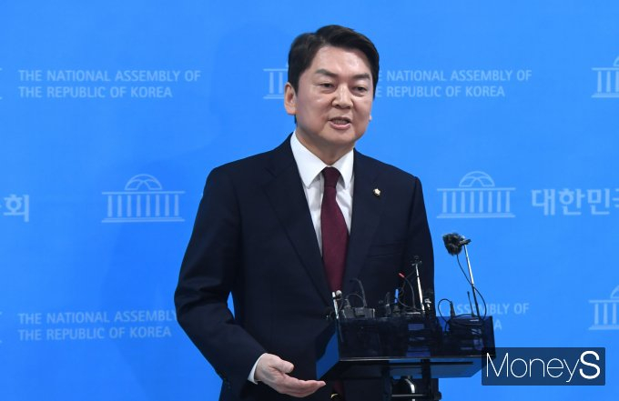안철수 국민의힘 당대표 후보가 김기현 후보가 나경원 전 의원 집을 찾은 것을 에둘러 비판했다. 사진은 지난 3일 서울 여의도에서 기자회견을 하는 안 후보. /사진=장동규 기자