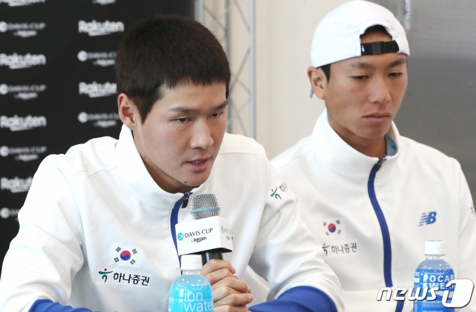 2023 데이비스컵 최종본선진출전 벨기에와의 경기에 출전하는 대한민국 테니스 대표팀의 권순우(왼쪽)가 3일 서울 송파구 올림픽공원 실내 테니스장에서 열린 기자회견에서 취재진의 질문에 답하고 있다. 2023.2.3/뉴스1 ⓒ News1 임세영 기자