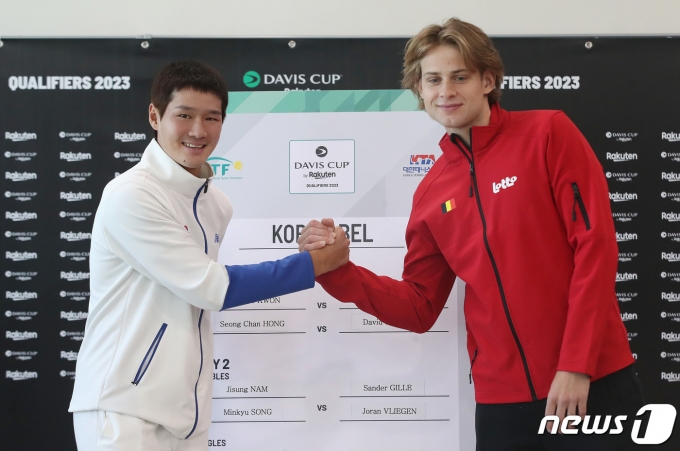 대한민국 권순우와 벨기에 지주 베리스가 3일 오전 서울 송파구 올림픽공원 실내 테니스장에서 열린 2023 데이비스컵 예선 대진추첨식에서 기념촬영을 하고 있다. 2023.2.3/뉴스1 ⓒ News1 임세영 기자