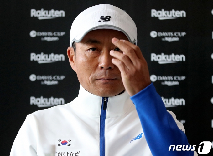 2023 데이비스컵 최종본선진출전 벨기에와의 경기에 출전하는 한국 테니스 대표팀의 박승규 감독이 2일 오후 서울 송파구 올림픽공원 실내 테니스 코트에서 기자회견을 하고 있다. 2023.2.2/뉴스1 ⓒ News1 김진환 기자