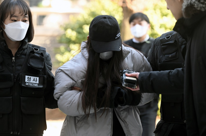 4일 두살배기 아들을 사흘 동안 방치해 숨지게 한 혐의를 받는 20대 친모가 구속됐다. 사진은 이날 영장실질심사를 위해 인천지법에 들어서는 친모(가운데). /사진=뉴스1