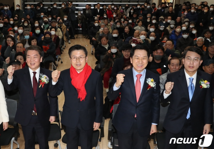 4일 경기 일산서구청에서 열린 국민의힘 고양정 당협의회 신년하례식에서 국민의힘 당권주자들이 기념촬영을 하고 있다. 왼쪽부터 안철수 의원, 황교안 전 미래통합당(국민의힘 전신) 대표, 김기현 의원, 윤상현 의원. 2023.2.4/뉴스1 ⓒ News1 송원영 기자
