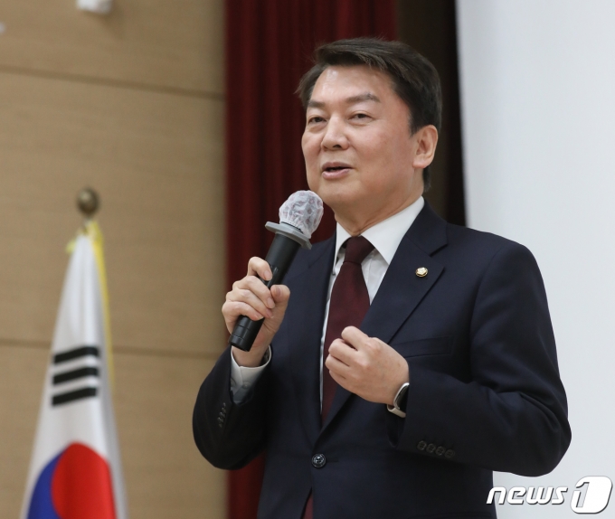 국민의힘 당권주자인 안철수 의원이 4일 경기 일산서구청에서 열린 고양정 당협의회 신년하례식에서 인사말을 하고 있다. 2023.2.4/뉴스1 ⓒ News1 송원영 기자