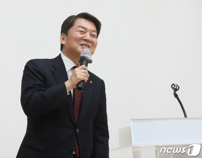 국민의힘 당권주자인 안철수 의원이 4일 경기 일산서구청에서 열린 고양정 당협의회 신년하례식에서 인사말을 하고 있다. 2023.2.4/뉴스1 ⓒ News1 송원영 기자