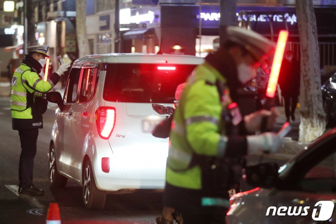 경찰의 음주운전 단속 모습. /뉴스1 ⓒ News1 민경석 기자