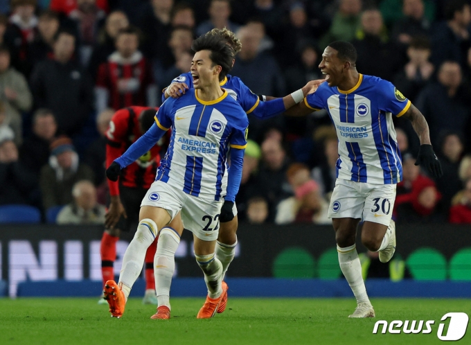 미토마 가오루(22번)가 5일(한국시간) 열린 2022-23 EPL 본머스전에서 결승골을 기록한 후 기뻐하고 있다. ⓒ 로이터=뉴스1