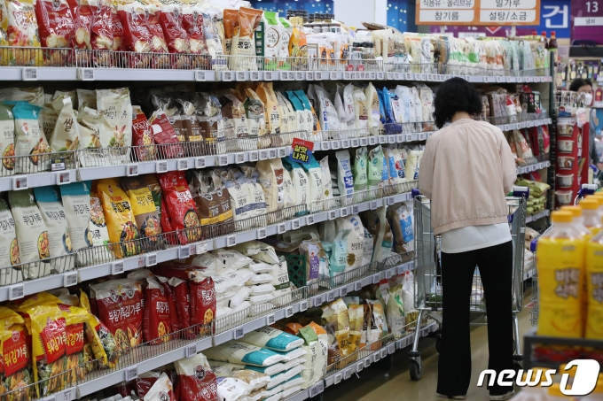 서울 시내의 한 대형마트에서 시민들이 장을 보고 있다./뉴스1 ⓒ News1 임세영 기자