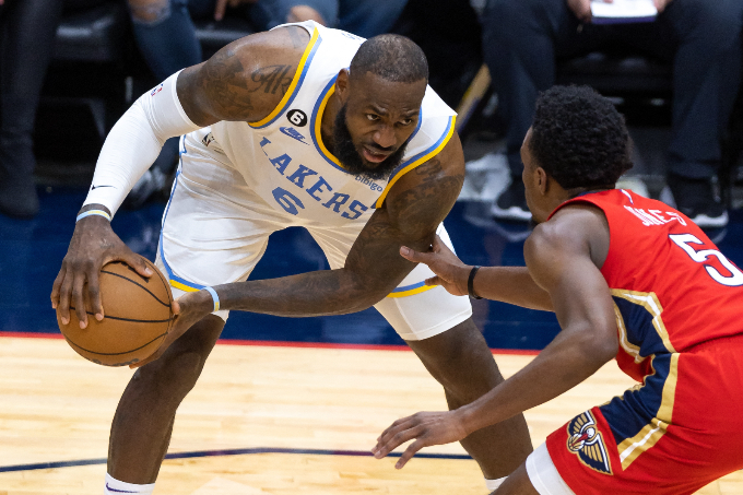 르브론 제임스(39·LA 레이커스)가 36점을 추가할 경우 미국프로농구(NBA) 역대 최다득점 기록을 경신한다. 사진은 제임스(왼쪽) 모습. /사진=로이터 통신