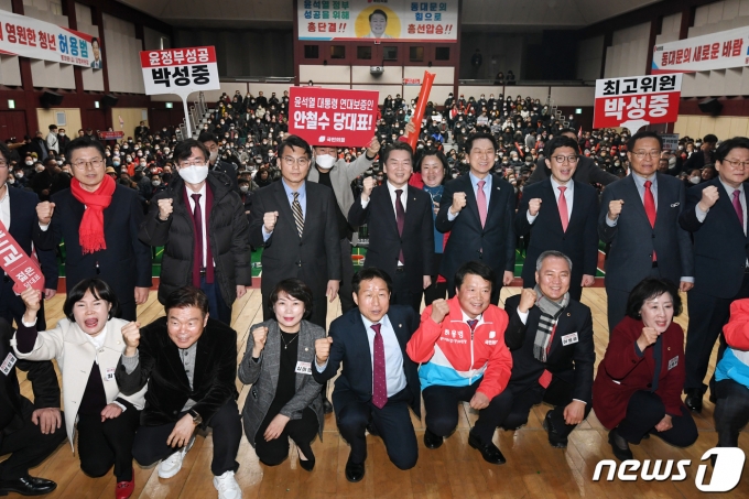  ǥ ĺ 5  빮û 밭翡   빮   յ ȸ ڵ Բ Կ ϰ ִ.  ʺ Ȳ, , , ö,  ĺ. ()2023.2.5/1  News1 ڼ 