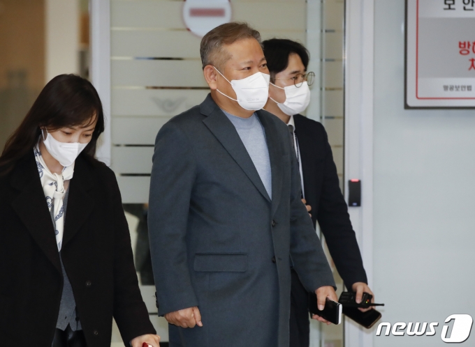 이상민 행정안전부 장관이 5일 오후 재난 대응과 관리 방식을 살펴보기 위한 미국 출장을 마치고 인천공항을 통해 귀국하고 있다.  ⓒ News1