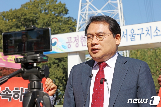 강신업 변호사가 18일 경기도 의왕 서울구치소 앞에서 김성진 아이카이스트 대표와 접견을 마친 후 이준석 전 국민의힘 대표와 관련된 입장을 밝히고 있다. 2022.10.18/뉴스1 ⓒ News1 조태형 기자