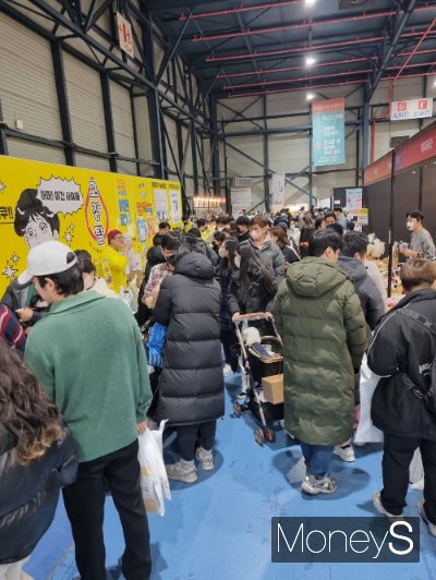 4일 마이펫페어 박람회장에서 반려인과 반려견이 부스를 둘러보고 있다. /사진=김문수 기자