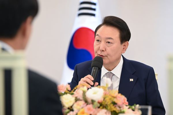 윤석열 대통령의 국정 지지율이 소폭 상승하며 39.3%를 기록했다. 사진은 윤 대통령이 지난 3일 용산 대통령실 청사에서 열린 바라카 원전 관련 기업인 오찬 간담회에서 모두발언을 하고 있는 모습. /사진=뉴스1