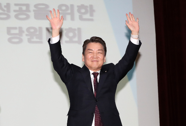 국민의힘 당권주자인 안철수 의원이 "'윤핵관(윤석열 대통령 핵심 관계자)' '윤안연대(윤석열·안철수)'라는 표현을 쓰지 않겠다"고 말했다. 사진은 지난 5일 서울 동대문구청 대강당에서 열린 국민의힘 동대문구 갑·을 당협 합동 당원대회에 참석한 안 의원. /사진=뉴스1