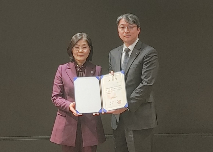 박영은 LG전자 고객가치혁신CS전략/지원담당(오른쪽)이 지난 3일 서울 강남구 엘타워에서 열린 '2023 소비자불만해결 사업자협의회 워크숍'에서 김경의 한국소비자원 상임이사에게 표창장을 받고 있다. / 사진=LG전자  