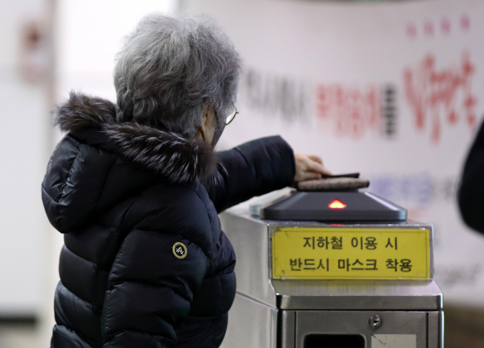 복지부 지하철 무임승차 연령을 상향할 수 있는지노 인복지법과 관련한 법률 검토를 준비 중이라고 밝혔다. 사진은 지난 1일 서울 지하철 종로3가역 개찰구를 통과하는 시민. /사진=뉴스1
