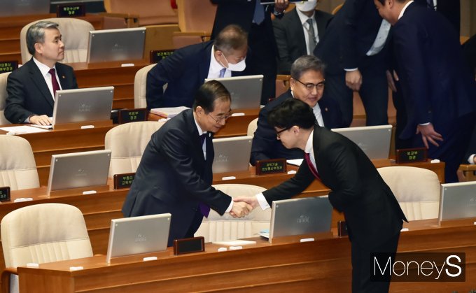 [머니S포토] 대정부질문 첫날…인사 나누는 한덕수 총리·한동훈 장관