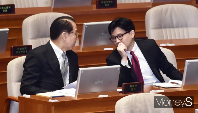 [머니S포토] 대정부 질문 첫날, 의견 나누는 한동훈·권영세 장관