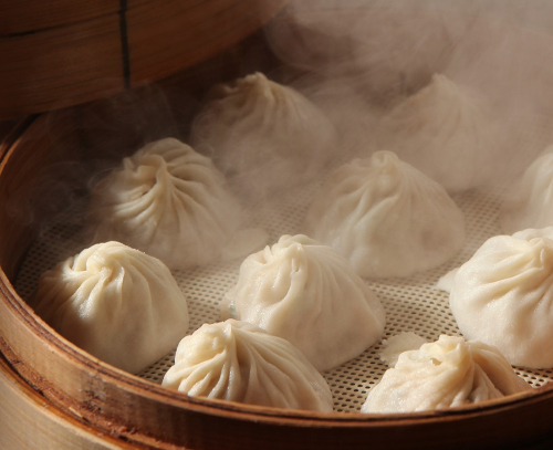  식품안전관리인증기준(HACCP·해썹) 미인증 냉동만두 수백만개를 장기간 불법 유통한 혐의로 기소된 딤섬 전문 중식당 딘타이펑이 1심에서 벌금형을 선고받았다. 딘타이펑 샤오롱바오. /사진=딘타이펑 홈페이지 캡처
