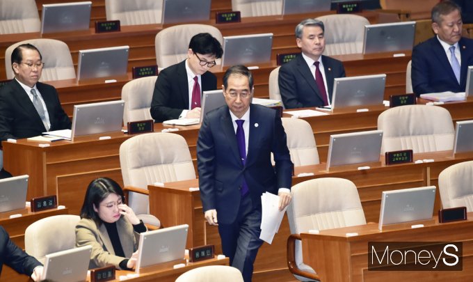 [머니S포토] 대정부질문 첫날…단상으로 향하는 한덕수 총리