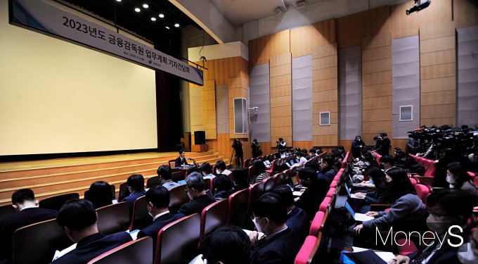 [머니S포토] 이복현 금감원장 