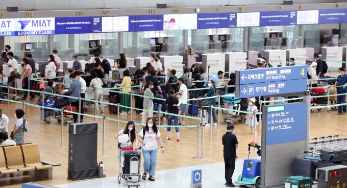 해외여행 회복세가 이어지고 있다. 사진은 인천국제공항 제1여객터미널 국제선 출국장./사진=뉴시스