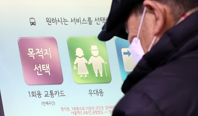 최근 노인 지하철 무임승차 논란이 불거진 가운데 65세 이상 서울시민이 생각하는 노인 기준은 72.6세 이상으로 나타났다. 사진은 지난 1일 서울 지하철 종로3가역에서 우대용 교통카드를 발권하고 있는 시민. /사진=뉴스1