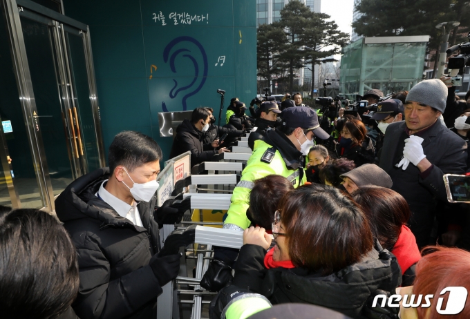 이태원 참사 희생자 유가족들이 6일 오전 오세훈 서울시장과의 면담을 요구하며 서울시청 진입을 시도하고 있다. 2023.2.6/뉴스1 ⓒ News1 이동해 기자