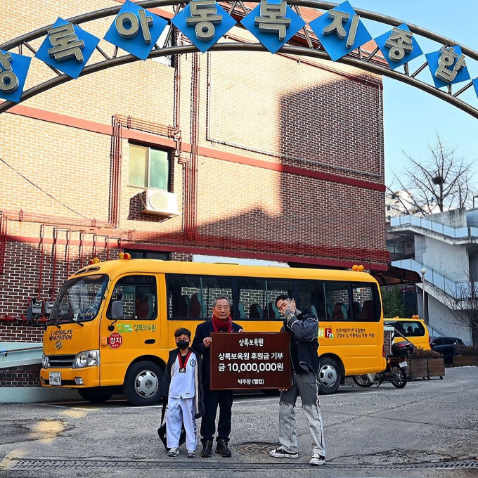 범맥주 박주창(뻘컵)대표가 상륙보육원에 1천만원을 기부했다. (타베코리아 제공)