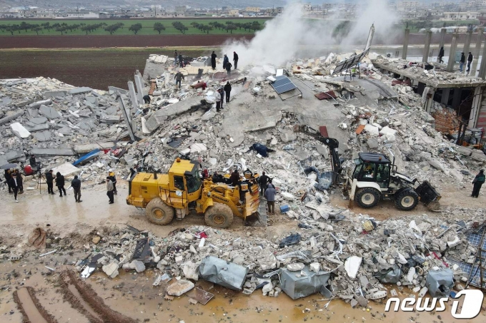 6(ð) ø ϼ ̵鸮꿡   ǹ  ġ ڿ ڸ ã ִ. ̳ ƢŰ øƿ     1400 ̻ ƴ.  ľ ۾   ̴.  AFP=1  News1  