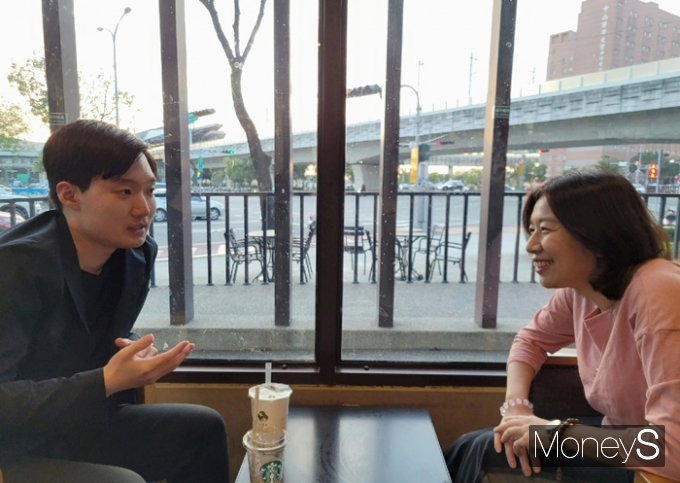 머니S는 양안 갈등과 타이완의 현주소를 알아보기 위해 지난달 23일(현지시각) 린징이 타이완 입법위원(국회의원)(민진당·타이중시)과 인터뷰를 진행했다. 사진은 이날 타이완 타이중시에서 머니S와 인터뷰하는 린 의원(오른쪽). /사진=김태욱 기자