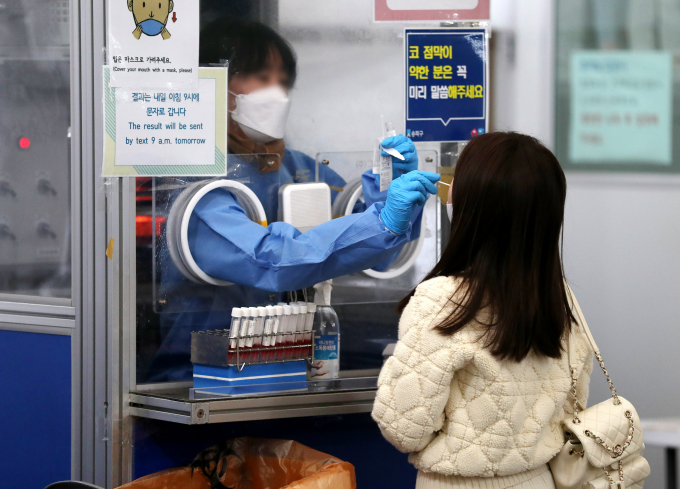 신종 코로나바이러스 감염증(코로나19) 신규 확진자가 7일 0시 기준 16120명 발생했으며 일일 사망자는 10명, 위중증은 293명으로 집계됐다. 사진은 지난 2일 서울 송파구 보건소 선별진료소의 모습. /사진=뉴스1
