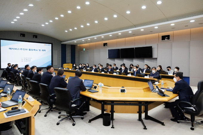포스코가 메타버스 기반의 마케팅 디지털 전환을 추진한다. 사진은 마케팅 메타버스추진TF 발족식에서 인사말을 하는 김학동 부회장(오른쪽 끝). /사진=포스코