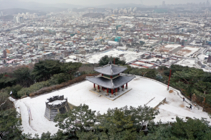 눈이 쌓인 서장대와 서장대에서 볼 수 있는 수원 구도심의 설경. / 사진제공=수원특례시