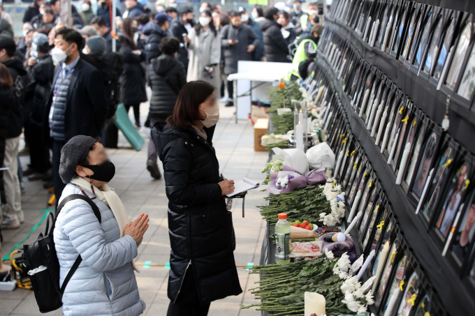 서울시가 이태원 참사 관련 서울광장에 마련된 추모 공간에 대한 행정대집행을 오는 15일 오후 1시로 연기했다. 사진은 지난 6일 서울광장에 마련된 이태원 참사 희생자 추모 공간에서 추모하는 시민. /사진=뉴시스