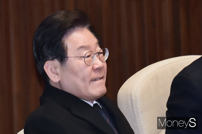 [머니S포토] 경제분야 대정부질문 질의 경청하는 野 이재명