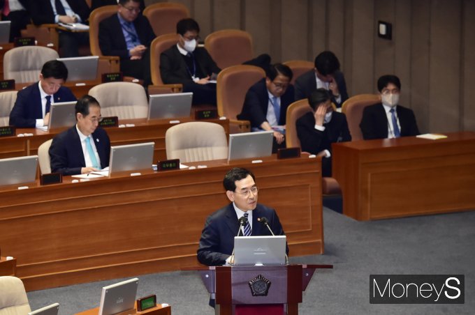 [머니S포토] 난방비 인상 관련 질의답하는 이창양 장관